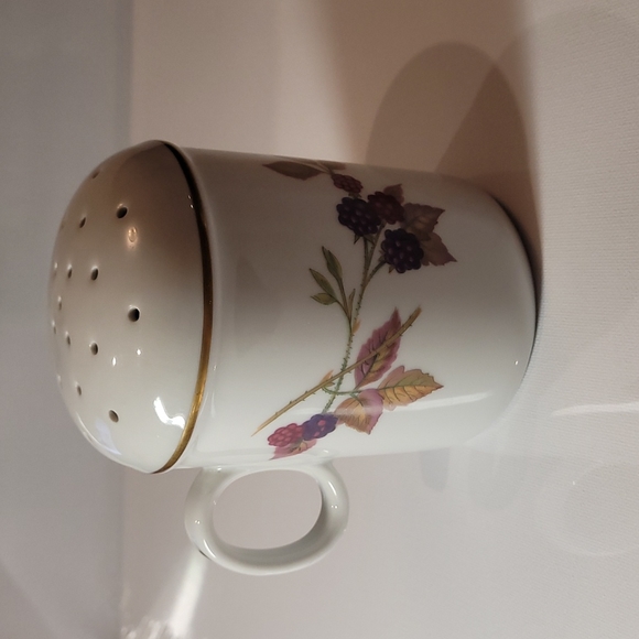 (#1)Royal worcester evesham gold sugar &Cinnamon shaker 5"-4.5" - Picture 1 of 4